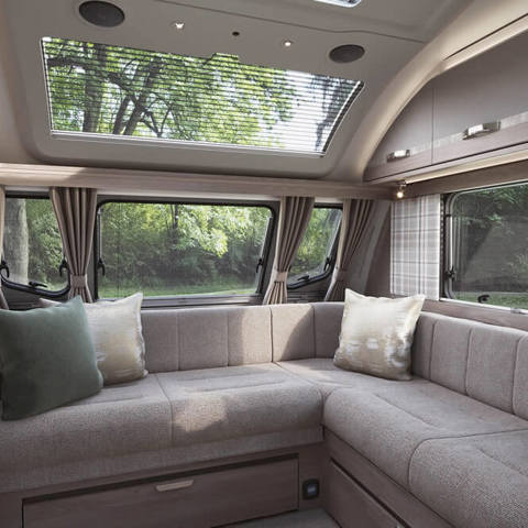 Challenger Grande 650 L Front Lounge