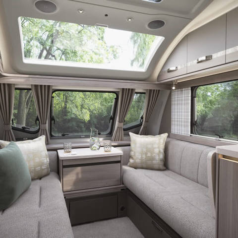 2025 Challenger 580 Front Lounge