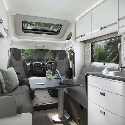 2025 Escape 694 Front Lounge